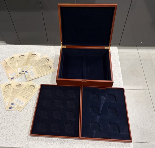 Wooden empty coin display - empty,